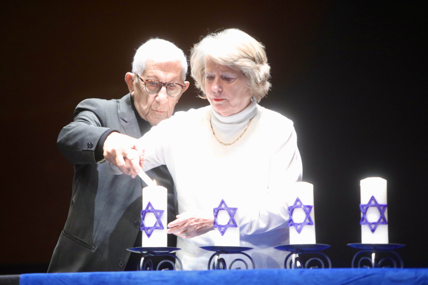 Acto en Memoria del Holocausto, encendido de velas