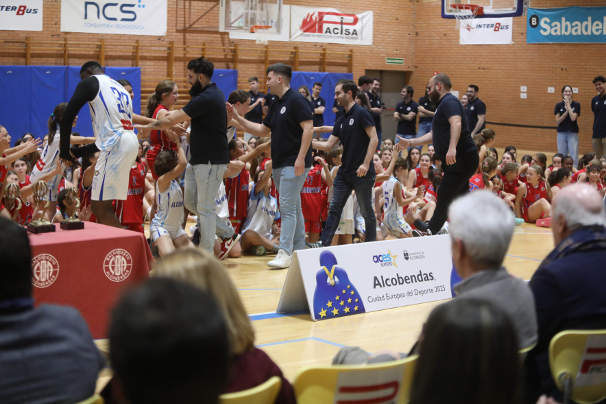 Presentación equipos Club Baloncesto Alcobendas, saludos