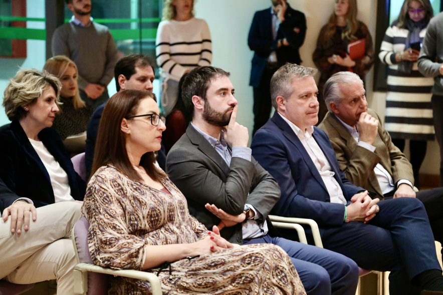 Toma de posesión del nuevo "Cronista Oficial de la Villa de Alcobendas", concejales entre los asistentes