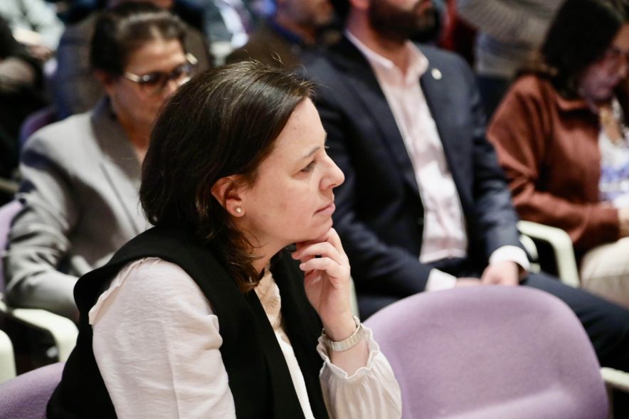 Toma de posesión del nuevo "Cronista Oficial de la Villa de Alcobendas", concejala entre los asistentes