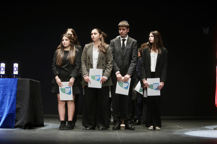 Acto en Memoria del Holocausto, alumnos en el escenario