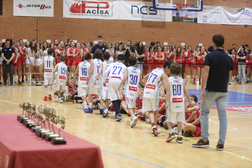 Presentación equipos Club Baloncesto Alcobendas, saludos entre equipos