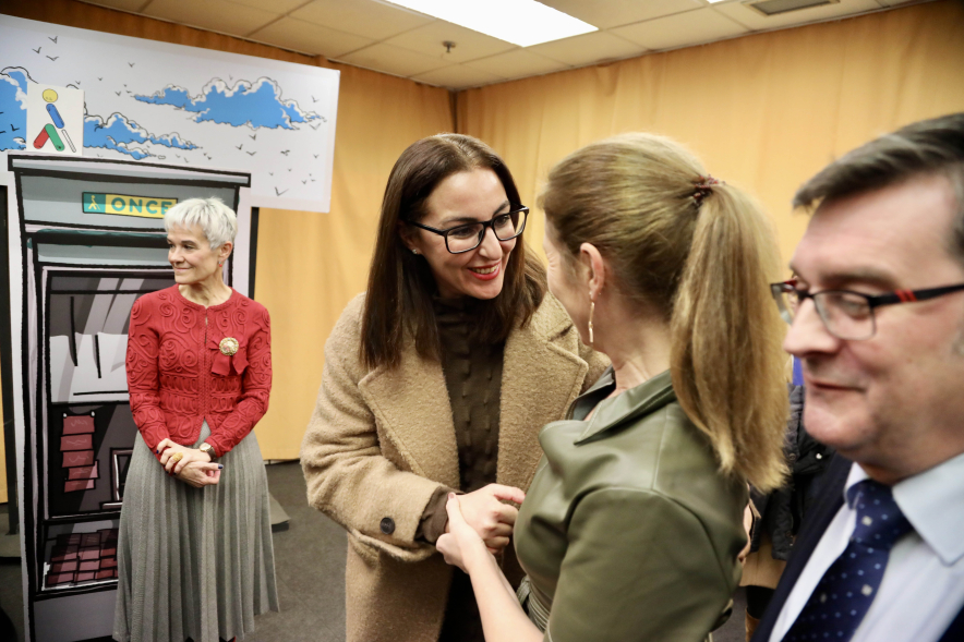 Gala Premios Solidarios de la ONCE, la concejal Marta Martín conversando con asistente al acto