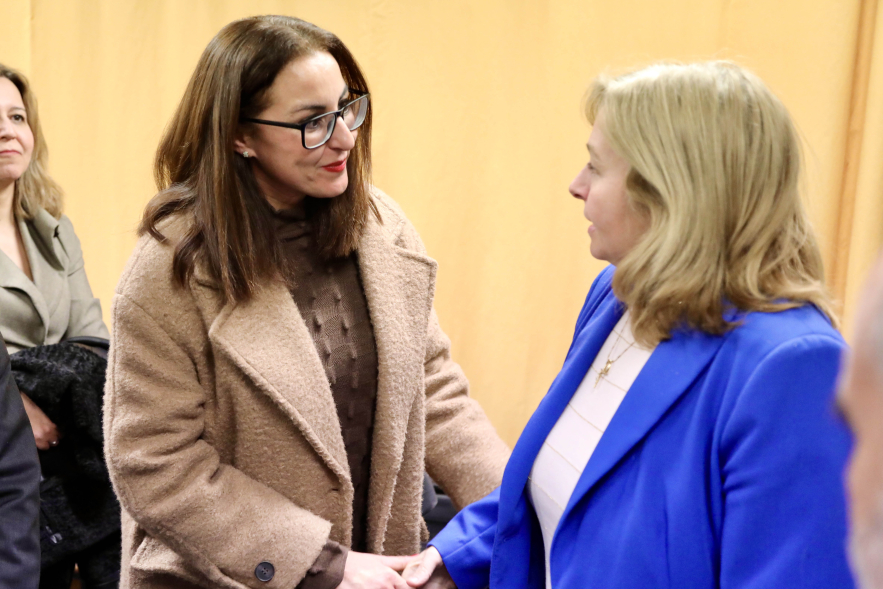 Gala Premios Solidarios de la ONCE, la concejal Marta Martín saludando a una asistente al acto