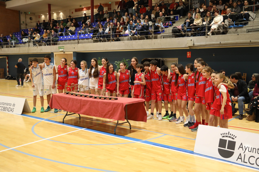 Presentación equipos Club Baloncesto Alcobendas, posado con trofeos