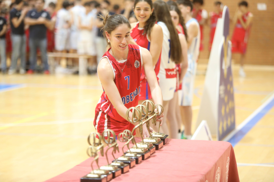Presentación equipos Club Baloncesto Alcobendas, jugadora con trofeos