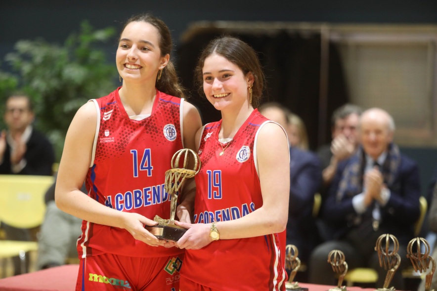 Presentación equipos Club Baloncesto Alcobendas, posado dos jugadoras con trofeo