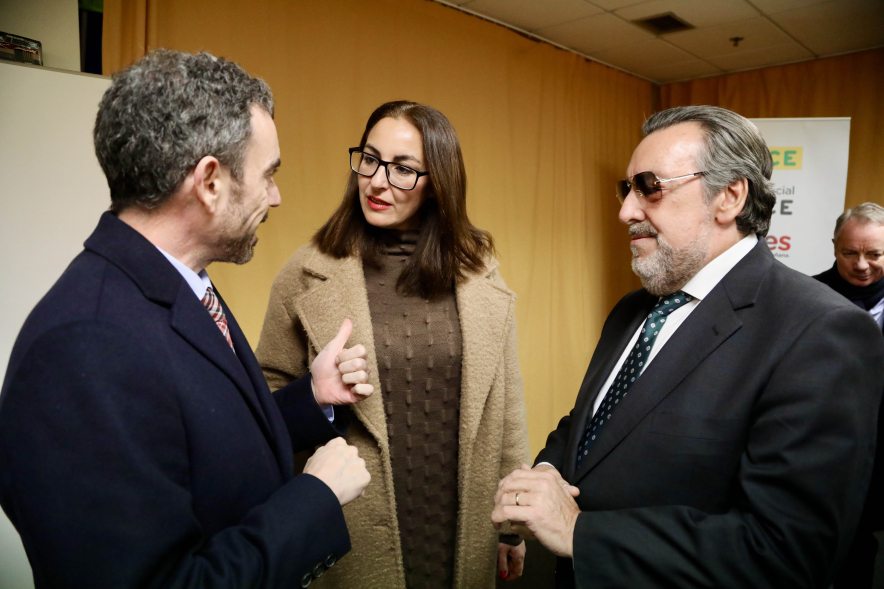 Gala Premios Solidarios de la ONCE, la concejal Marta Martín conversando con asistentes al acto