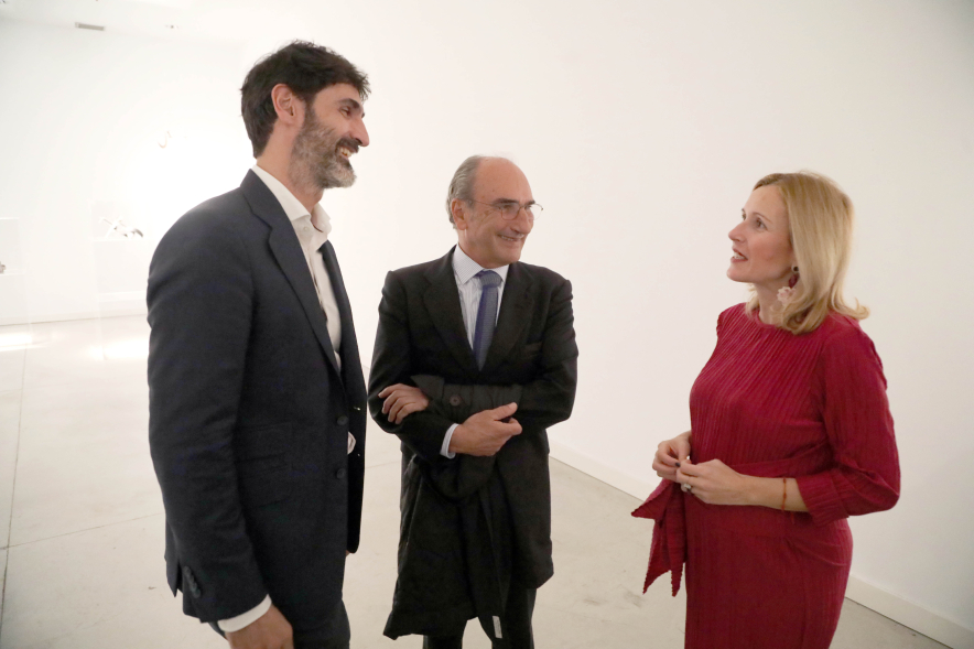 Inauguración exposición "Poesía es construcción", de Eduardo Chillida, alcaldesa conversando