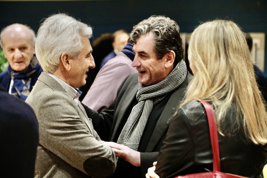 Presentación equipos Club Baloncesto Alcobendas, concejal de deportes conversando con asistente