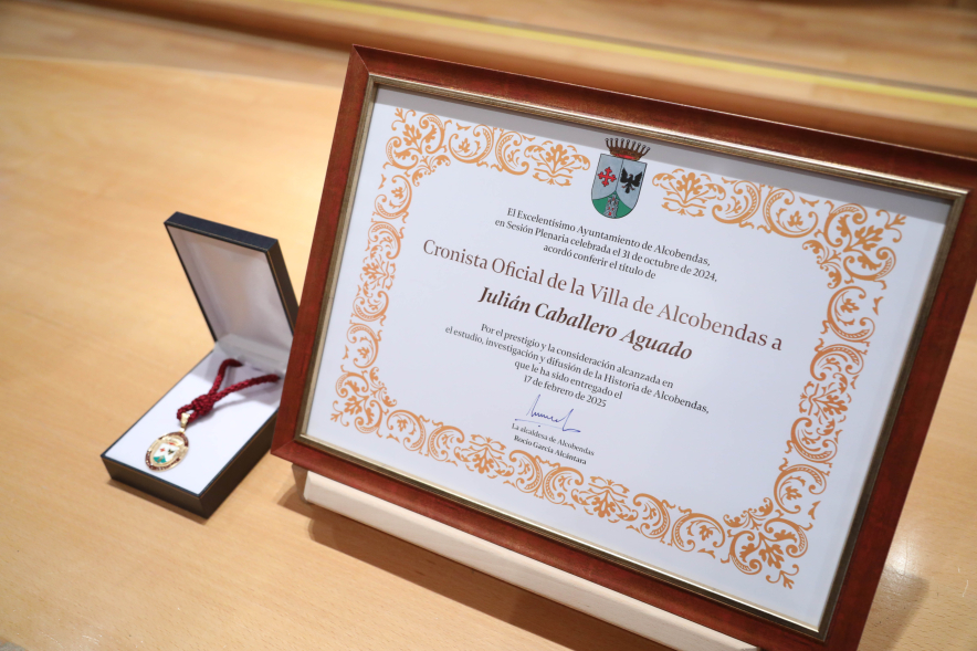 Toma de posesión del nuevo "Cronista Oficial de la Villa de Alcobendas", diploma y medalla