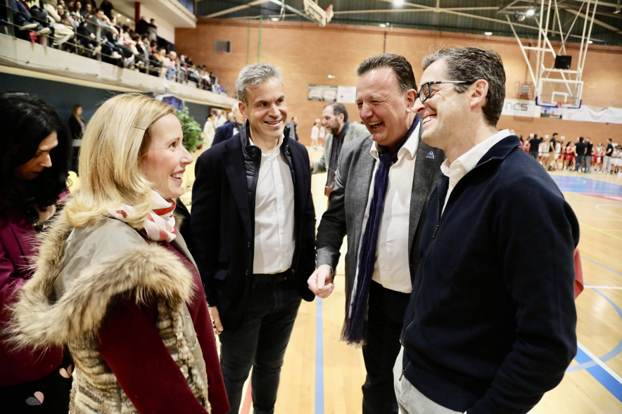 Presentación equipos Club Baloncesto Alcobendas, alcaldesa conversando 
