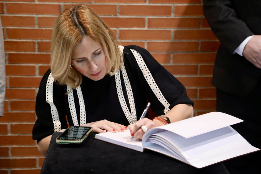 Acto en Memoria del Holocausto, alcaldesa firmando 