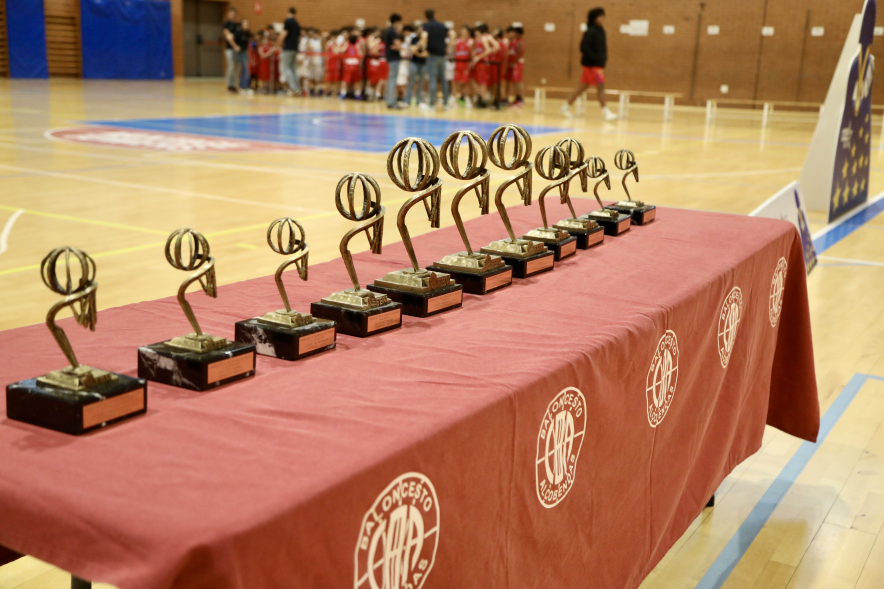 Presentación equipos Club Baloncesto Alcobendas, mesa de trofeos