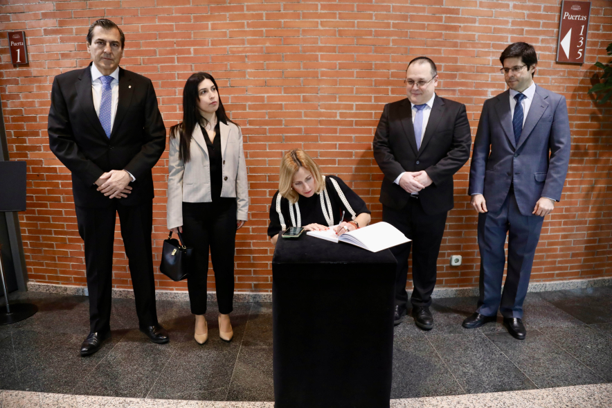 Acto en Memoria del Holocausto, alcaldesa firmando