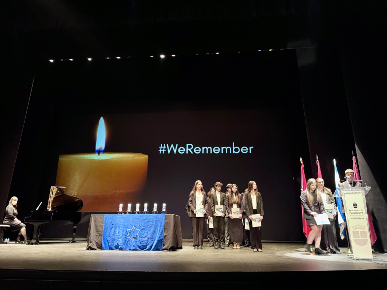 Acto en Memoria del Holocausto, palabras alumnos, vista general del escenario