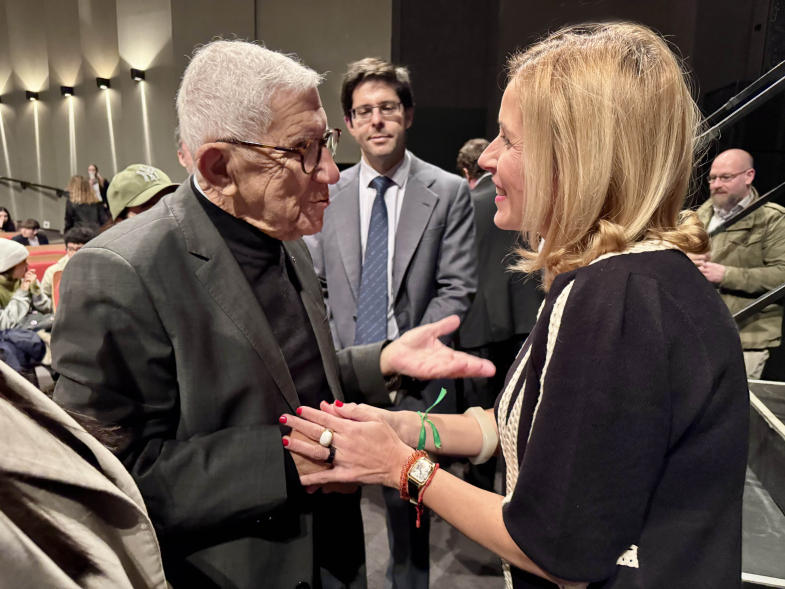 Acto en Memoria del Holocausto, alcaldesa conversando con asistente al acto