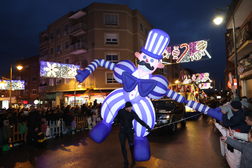 Cabalgata de Reyes 2025, desfile , hombre globo gigante