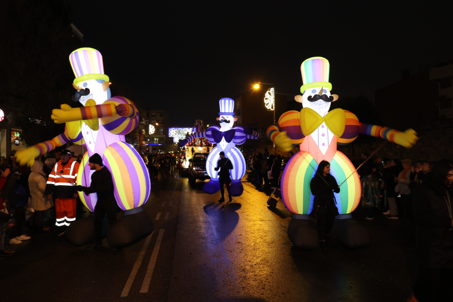 Cabalgata de Reyes 2025, desfile hombres globo gigantes
