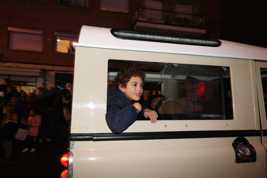 Cabalgata de Reyes 2025, primer plano niño en vehículo