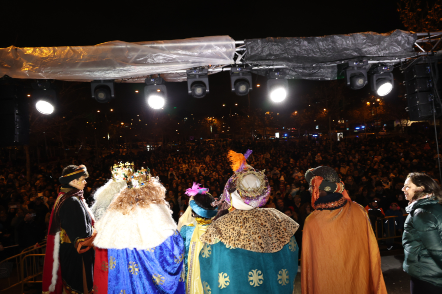 Cabalgata de Reyes 2025, vista general de espalda Reyes Magos