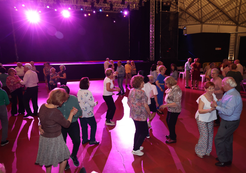 Bailes de Salón por San Isidro, mayores bailando