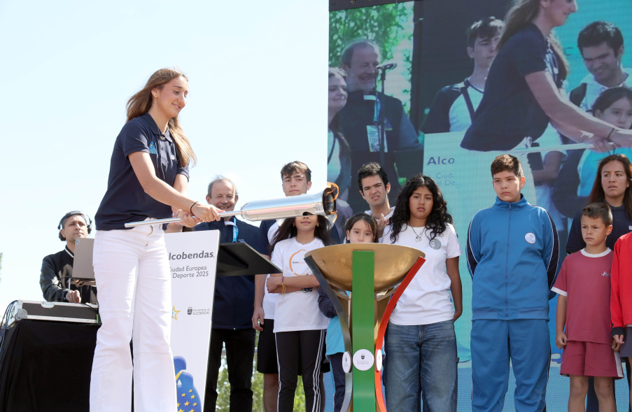 I Olimpiada Escolar, deportista con antorcha