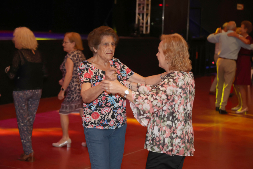 Bailes de Salón por San Isidro, mayores bailando