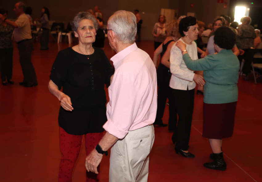Bailes de Salón por San Isidro, mayores bailando