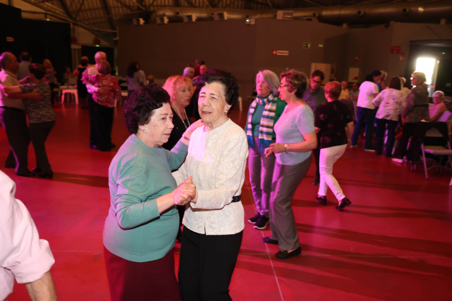 Bailes de Salón por San Isidro, mayores bailando