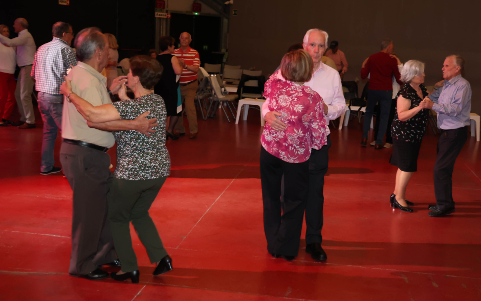 Bailes de Salón por San Isidro, mayores bailando