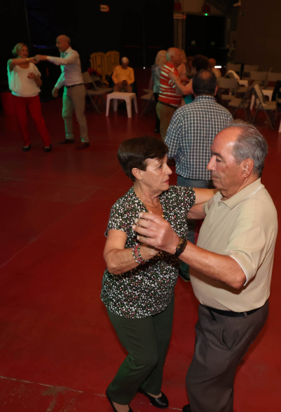 Bailes de Salón por San Isidro, mayores bailando