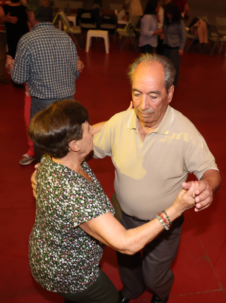 Bailes de Salón por San Isidro, mayores bailando