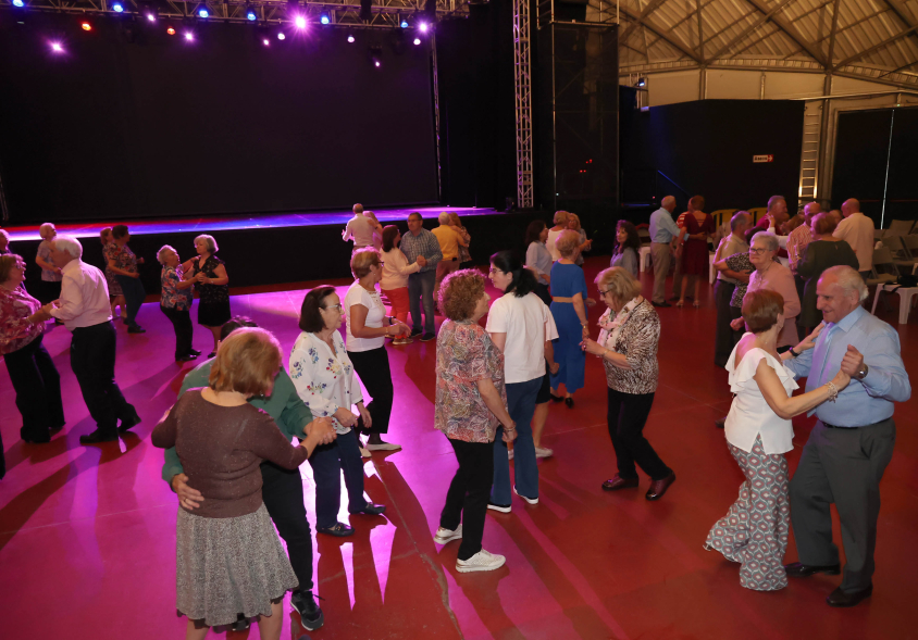 Bailes de Salón por San Isidro, mayores bailando