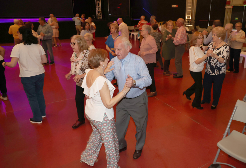 Bailes de Salón por San Isidro, mayores bailando
