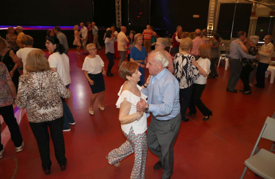 Bailes de Salón por San Isidro, mayores bailando