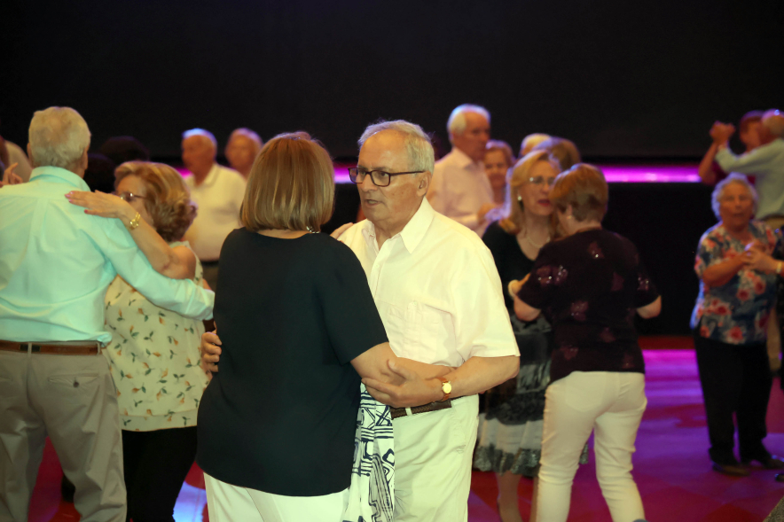 Bailes de Salón por San Isidro, mayores bailando