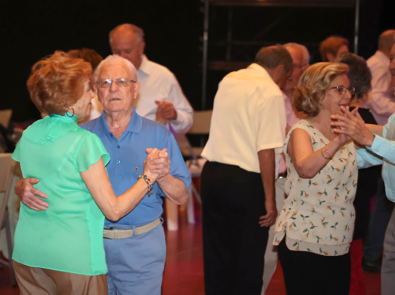 Bailes de Salón por San Isidro, mayores bailando