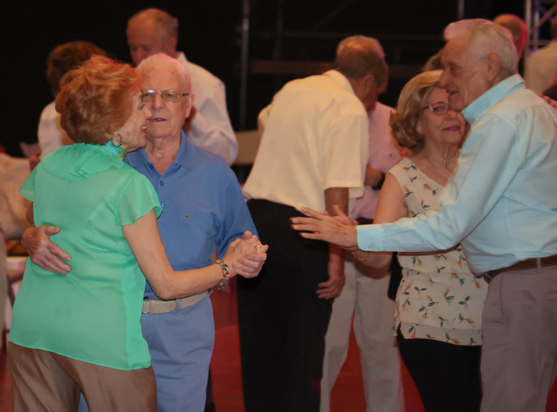Bailes de Salón por San Isidro, mayores bailando
