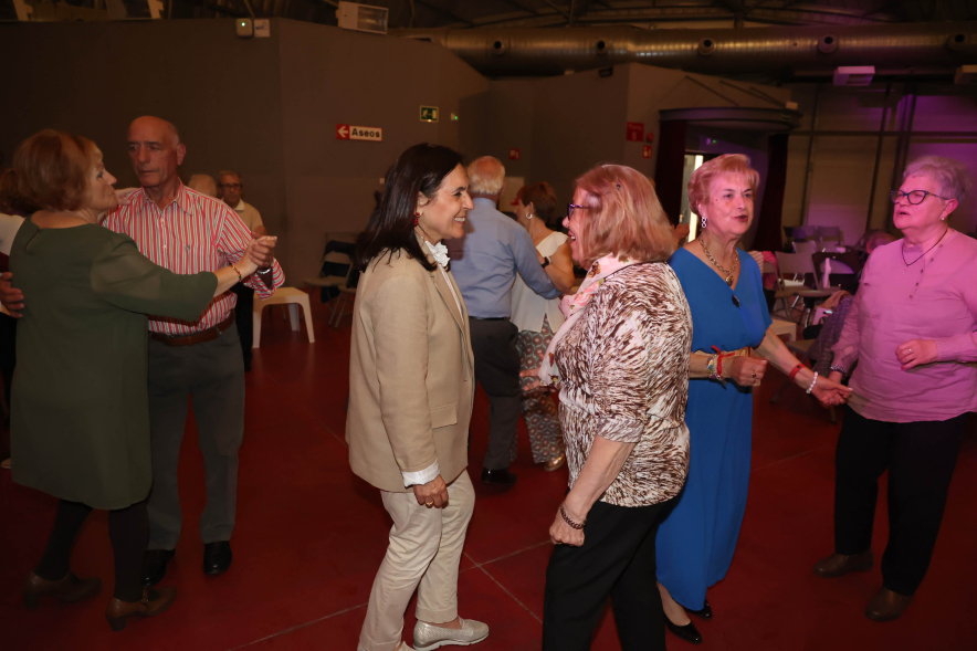 Bailes de Salón por San Isidro, concejal saludando a asistente