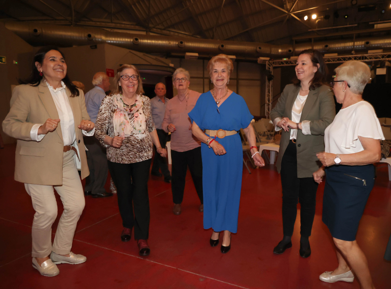 Bailes de Salón por San Isidro, concejales bailando con mayores