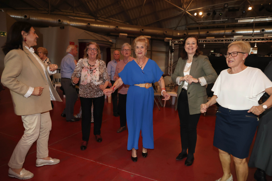 Bailes de Salón por San Isidro, concejales bailando con mayores