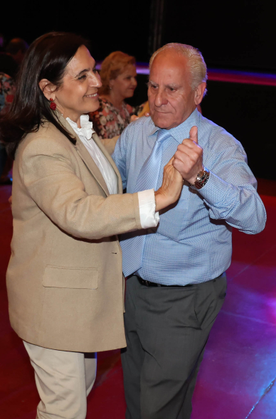 Bailes de Salón por San Isidro, concejal bailando con mayor