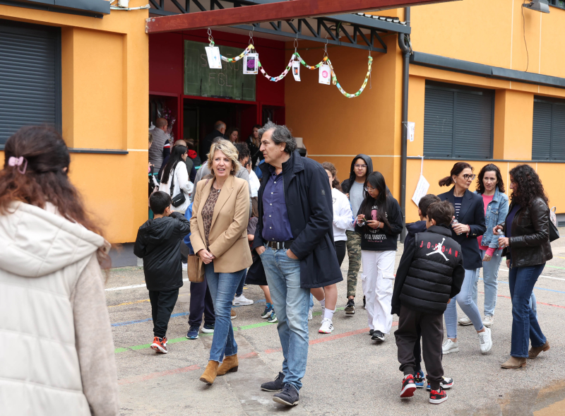 Fiesta de la Primavera 2025, concejales y directora de colegio