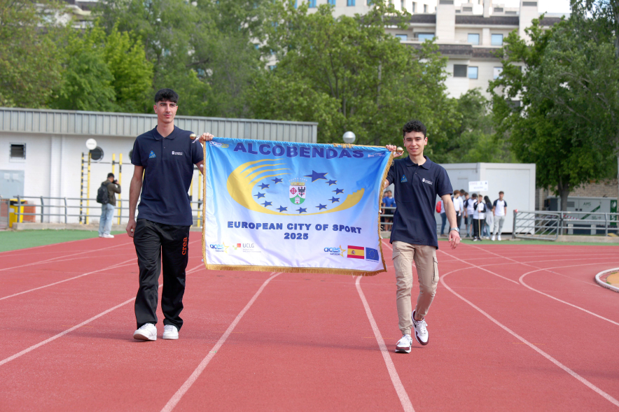 I Olimpiada Escolar, deportistas portando bandera Ciudad Europea del Deporte 2025