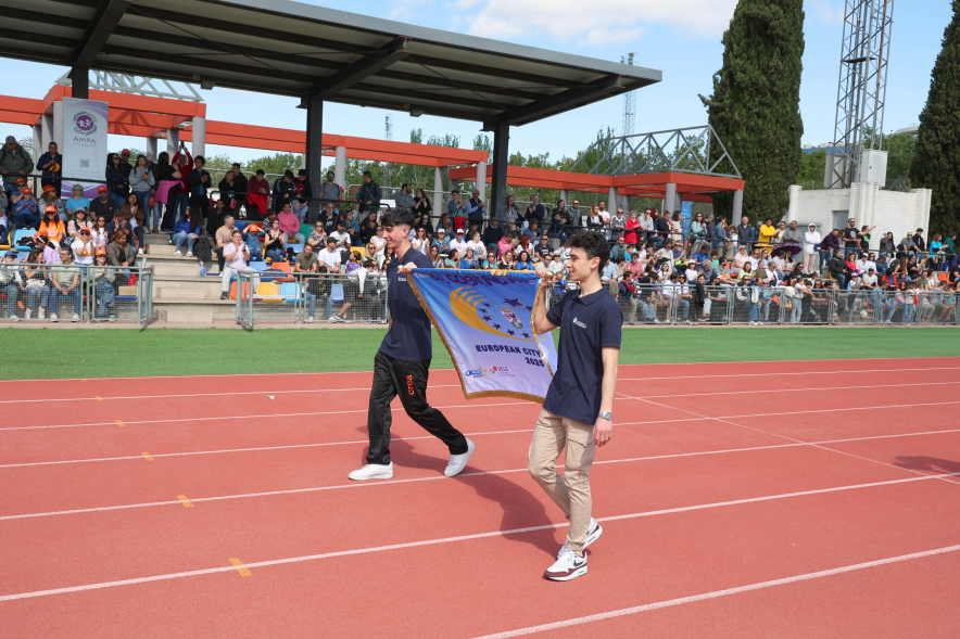 I Olimpiada Escolar, deportistas portando bandera Ciudad Europea del Deporte 2025