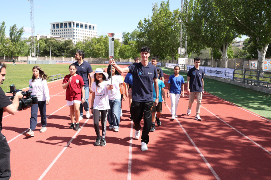 I Olimpiada Escolar, desfile con antorcha