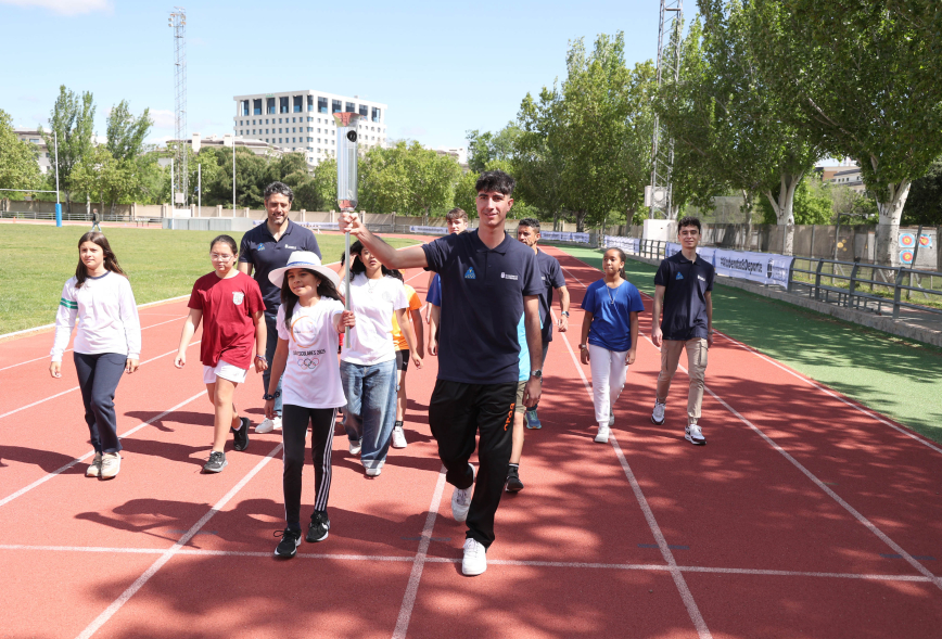 I Olimpiada Escolar, desfile con antorcha