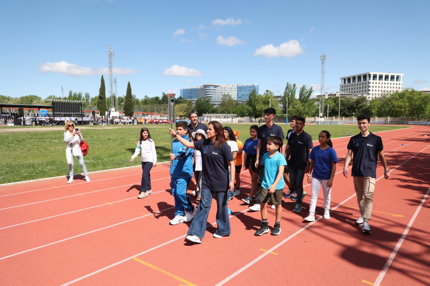 I Olimpiada Escolar, desfile con antorcha