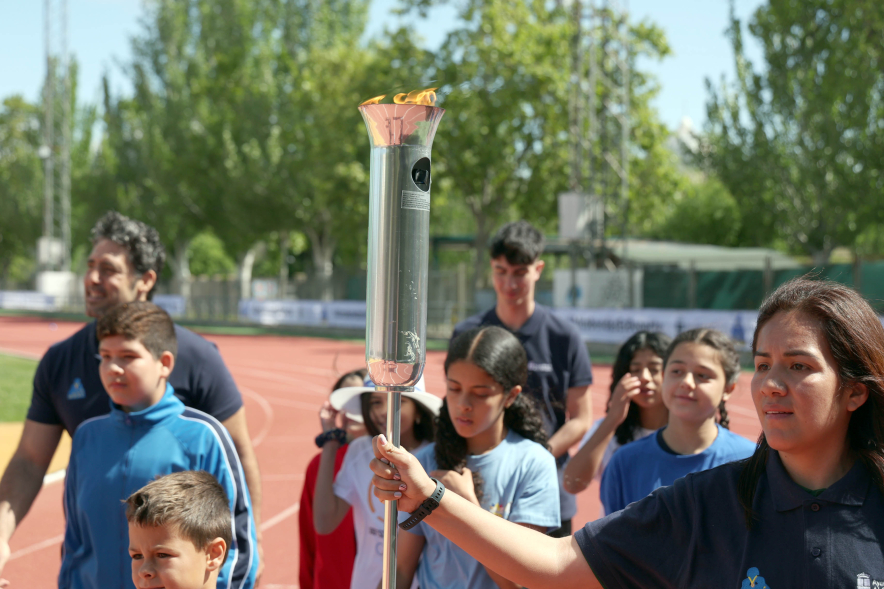 I Olimpiada Escolar, desfile con antorcha